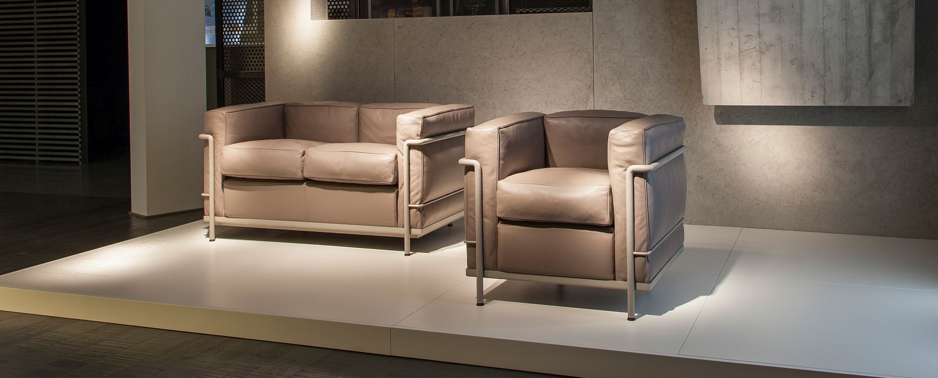 Beige Cassina Sessel Grand Confort Petit Modèle aus Leder, modernes Design für Wohnzimmer.