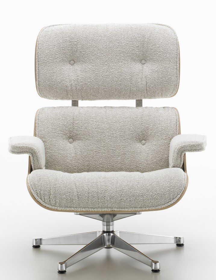Eames Lounge Chair Sessel mit hellgrauem Stoffbezug und Aluminiumfußkreuz, Ansicht von vorne.
