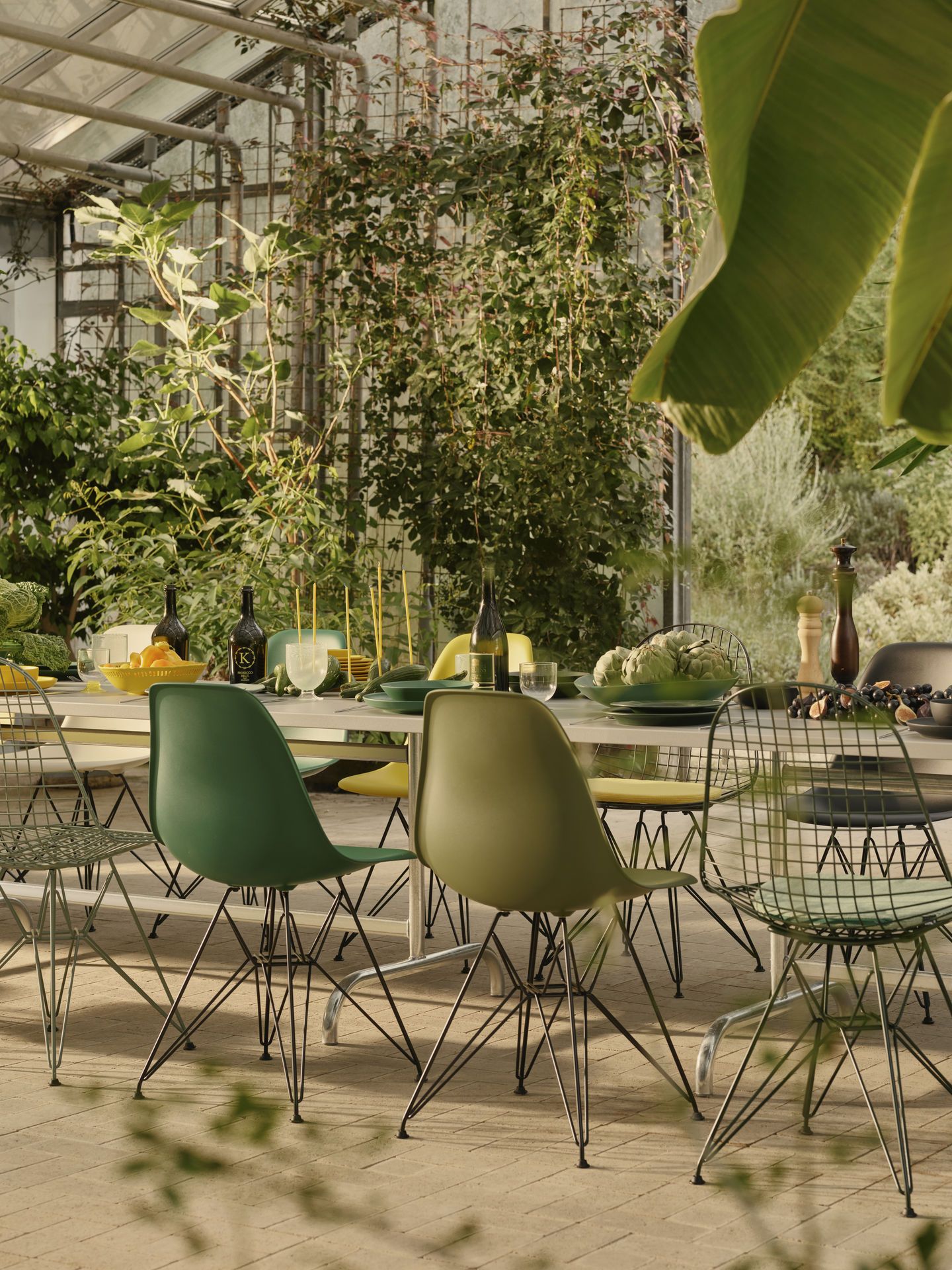 Eames Fiberglass Chair DSR Stuhl von Vitra in Grün und Olivgrün an Esstisch.
