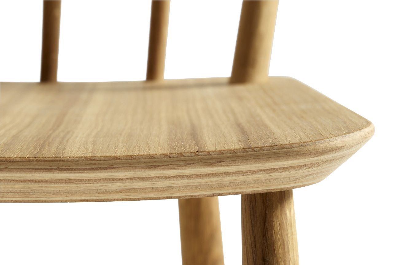 Detailaufnahme des J41 Stuhls von Hay, Sitzfläche und Rückenlehne aus hellem Holz.