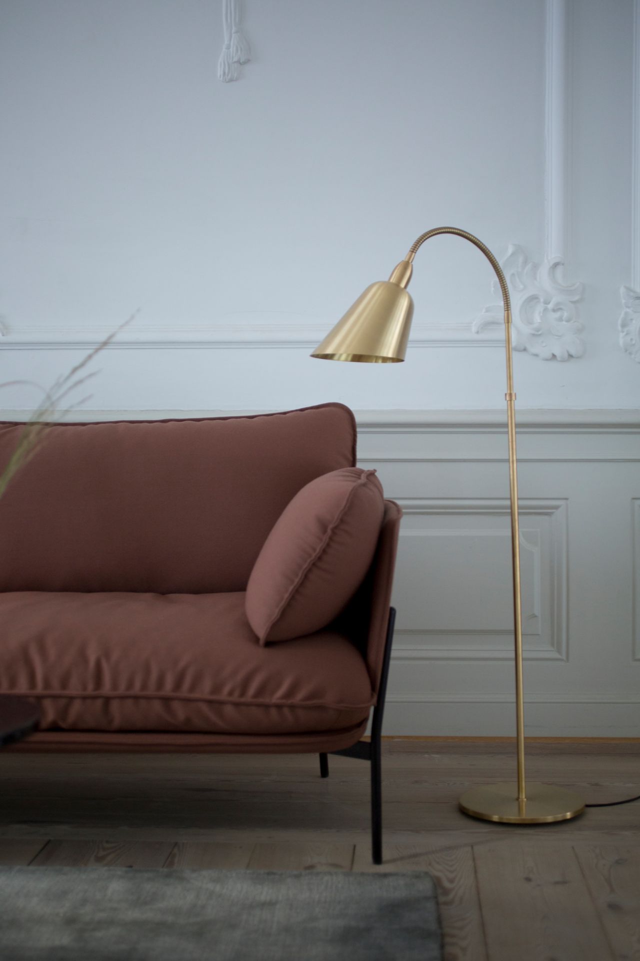 Nahaufnahme des Cloud Sofas von AndTradition, ein modernes 3-Sitzer Sofa in Rosa.