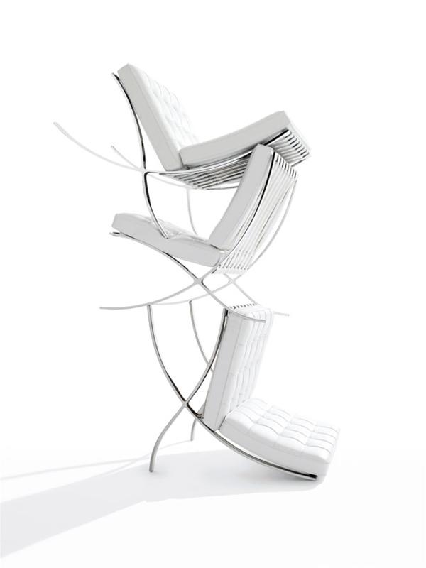 Barcelona Sessel Relax von Knoll International, drei weiße Ledersessel gestapelt, Chromgestell, modernes Design.