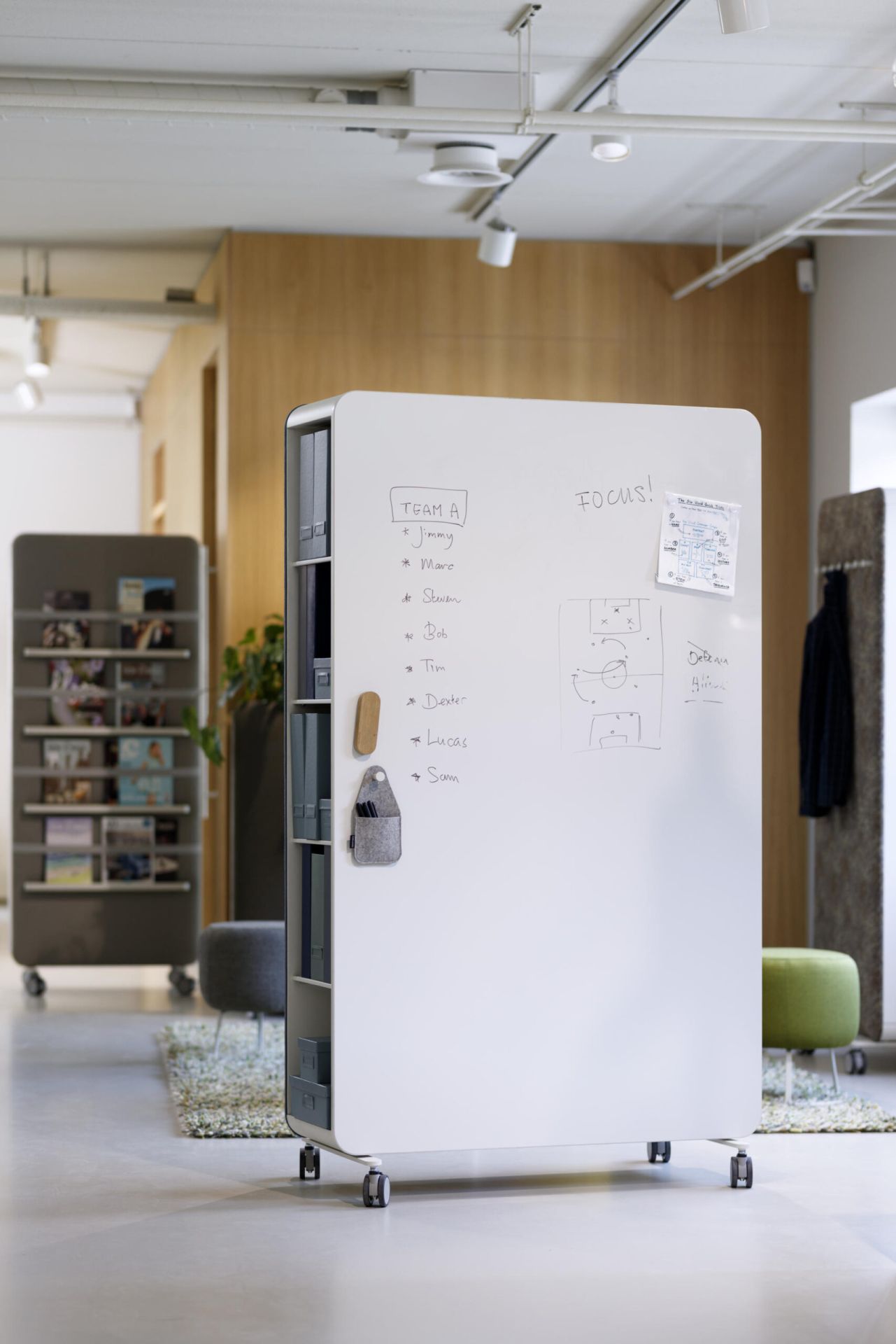 Cascando Pillow Space Akustik Raumteiler mit Whiteboard und Rollen für flexible Büroraumgestaltung und Schallschutz.