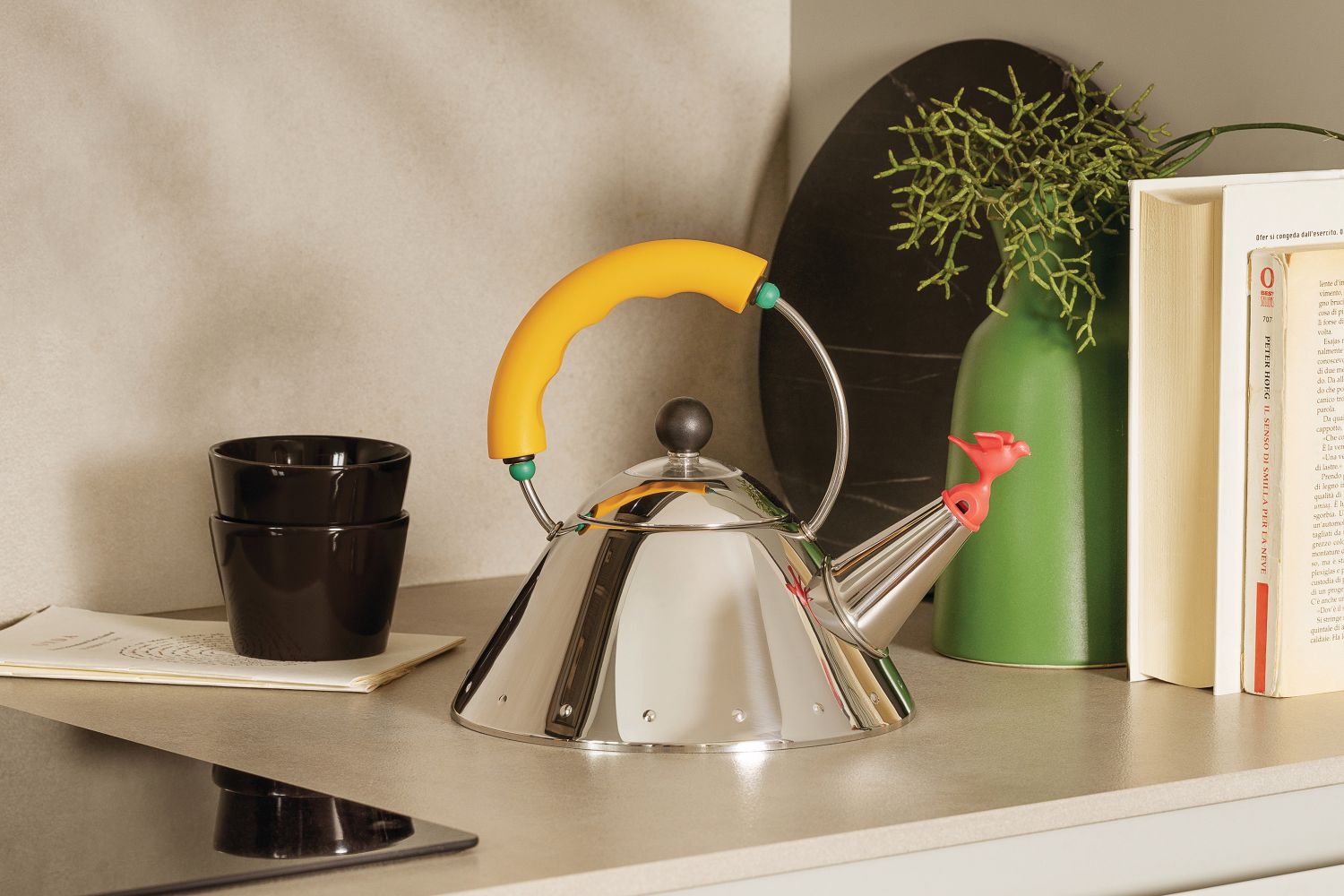 Alessi Wasserkessel 9093/1 Y aus Edelstahl mit gelbem Griff und Vogelpfeife.