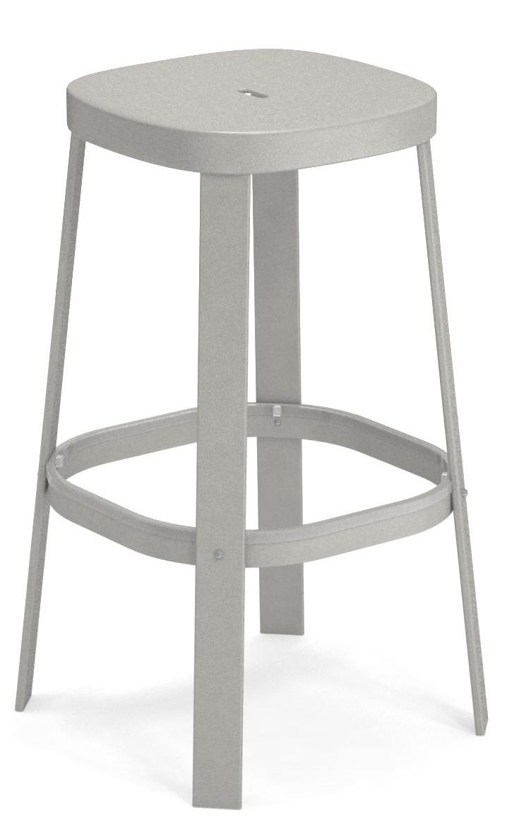 Thor Barstool von Emu, grauer Outdoor Barhocker aus Metall mit Fußstütze, freigestellt.