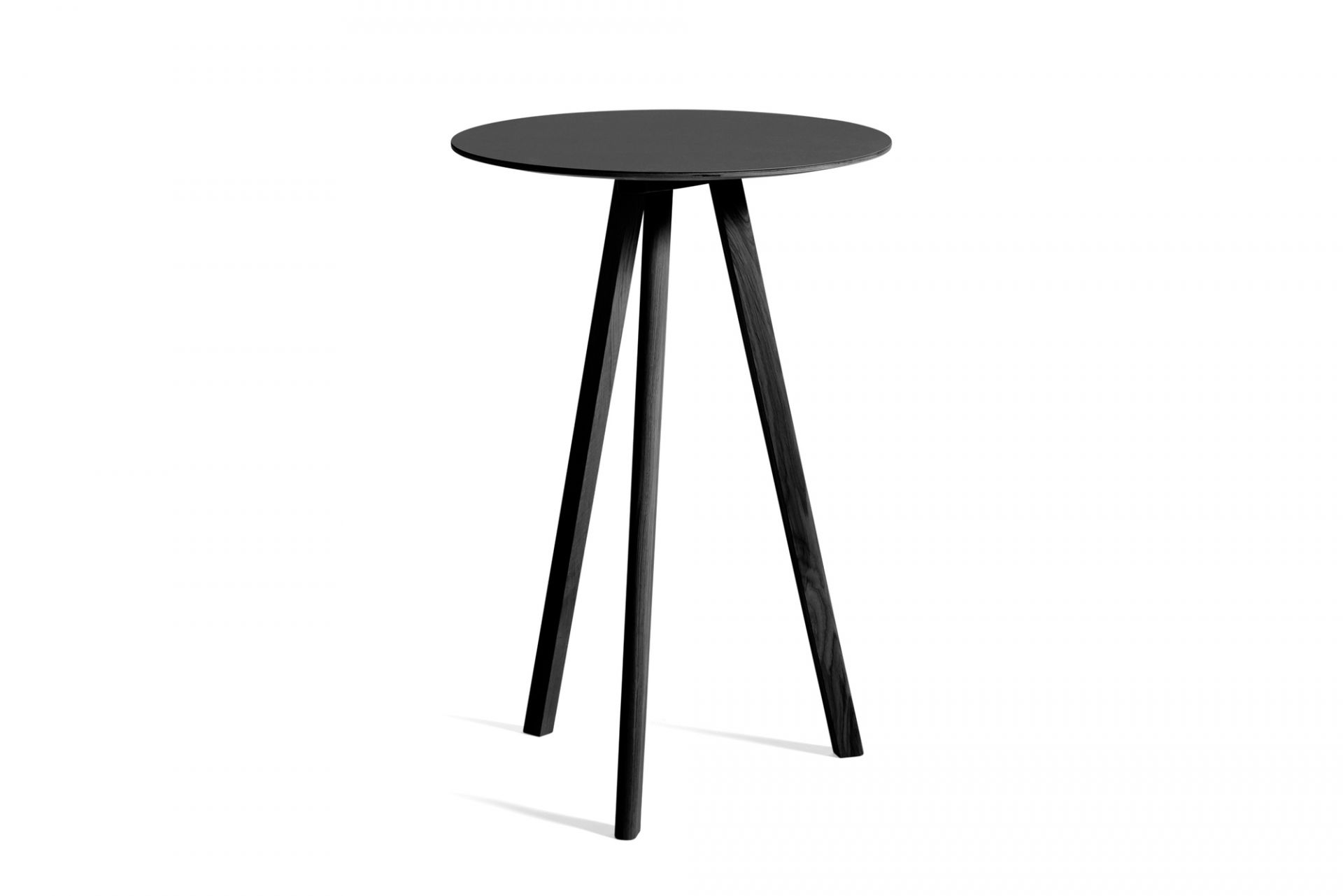 Schwarzer Copenhague Table CPH 20 Stehtisch von Hay mit runder Tischplatte und drei Beinen.
