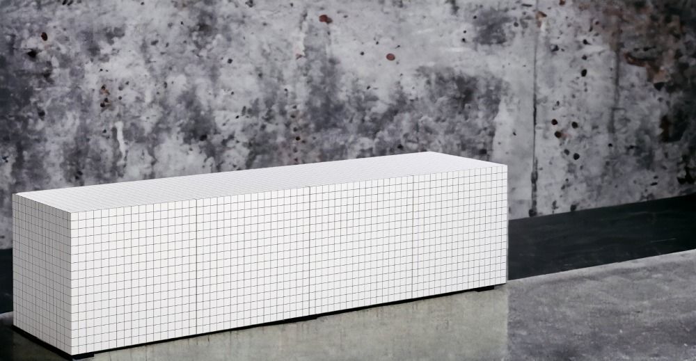 Weißes 756 Quaderna Sideboard von Zanotta mit schwarzem Rastermuster vor einer grauen Wand.