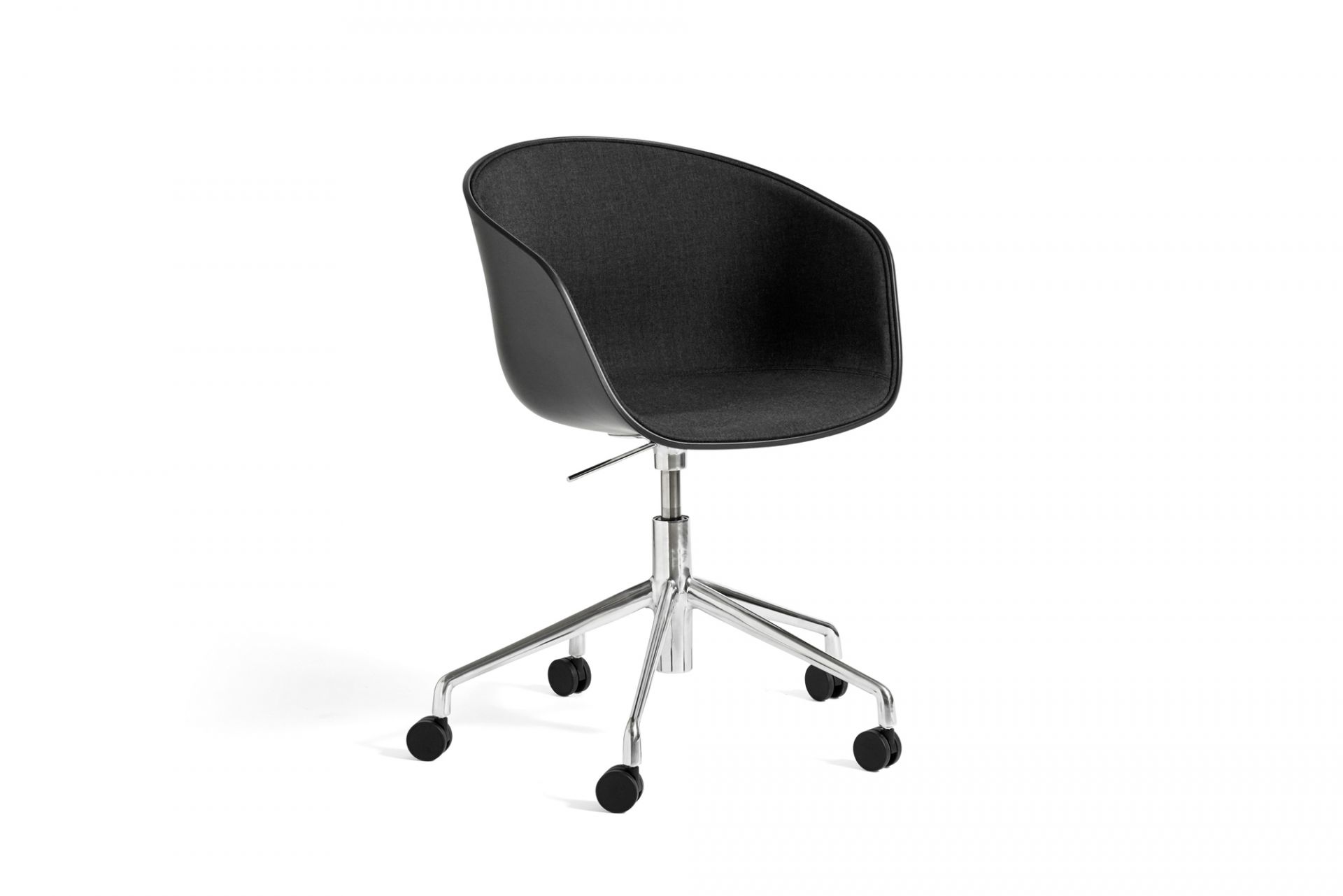 About a Chair AAC52 Drehstuhl von Hay mit schwarzer Sitzschale und Chromgestell.