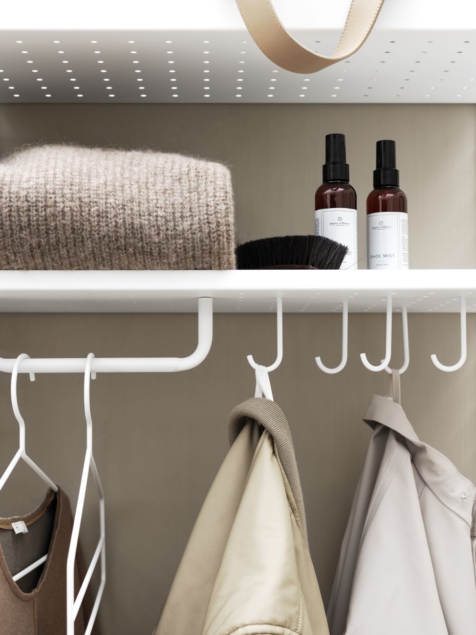 Detailansicht von String Furniture Regal mit Haken, Kleidung und Accessoires. Metallregal Haken 5er Pack.