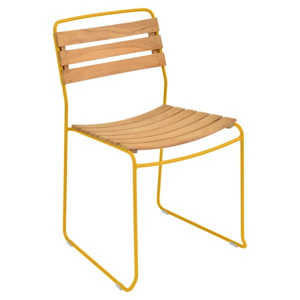 Gelber Surprising Chair Stuhl von Fermob für den Außenbereich mit Latten aus hellem Holz.