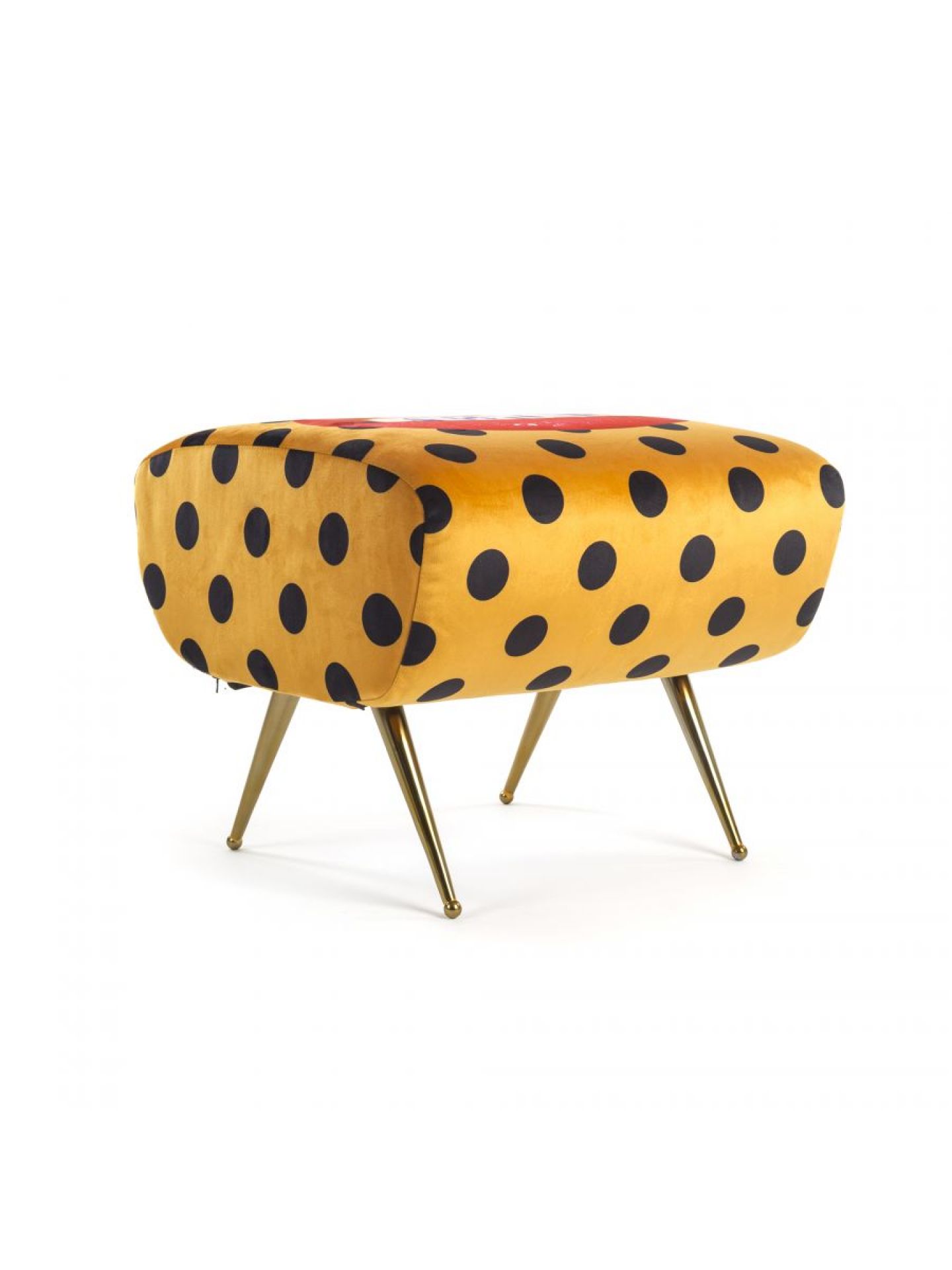Seletti Toiletpaper Pouf Hocker mit gelbem Samtbezug und schwarzen Punkten auf goldenen Beinen.