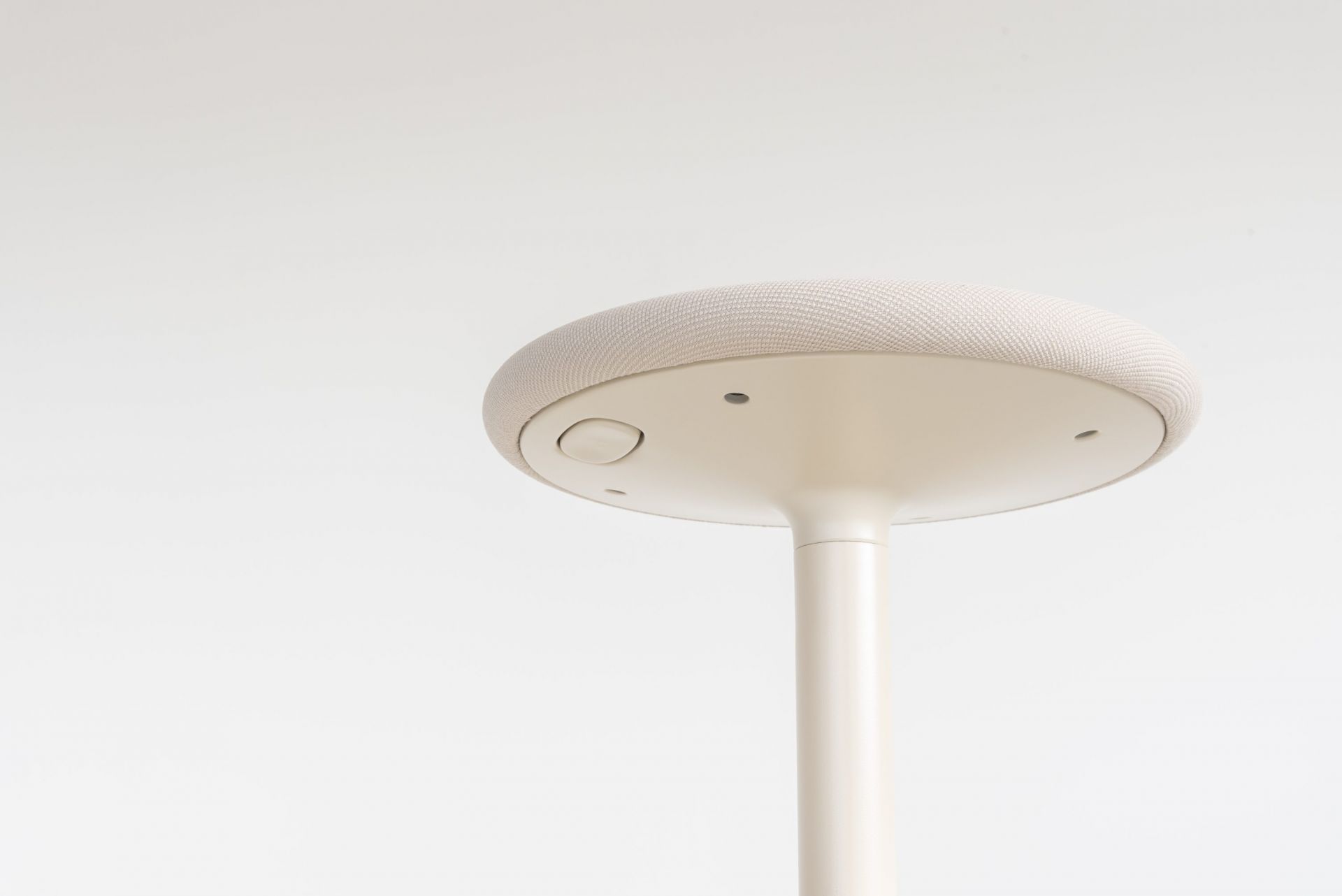Detailaufnahme des Tibu Stool Hockers von Magis in Beige mit Stoffbezug und Höhenverstellung.