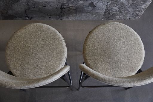 Zwei Verpan Series 430 Barhocker mit grauem Stoffbezug, moderne Barstühle für Küche und Bar.