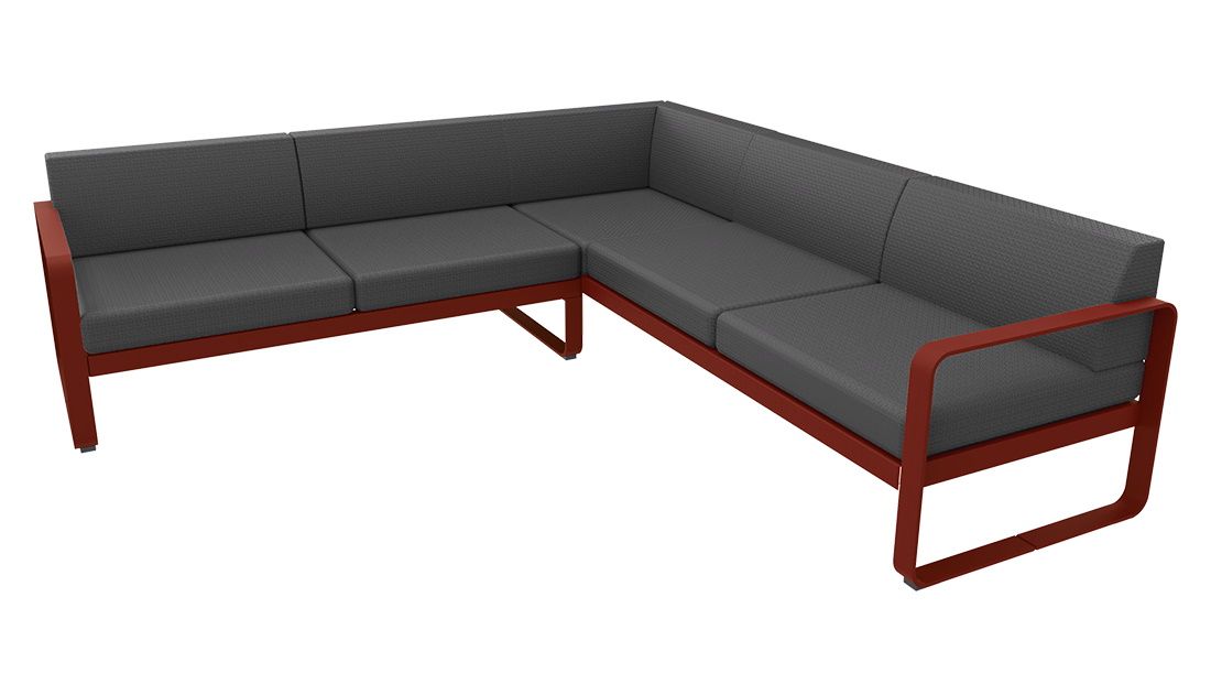 Bellevie Outdoor Lounge Sofa von Fermob, Ecksofa in Rot mit grauen Polstern für Garten und Terrasse.
