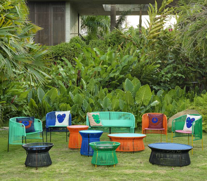 Caribe Beistelltisch niedrig in Orange, Rosa und Gelb für den Outdoor-Bereich im Garten.