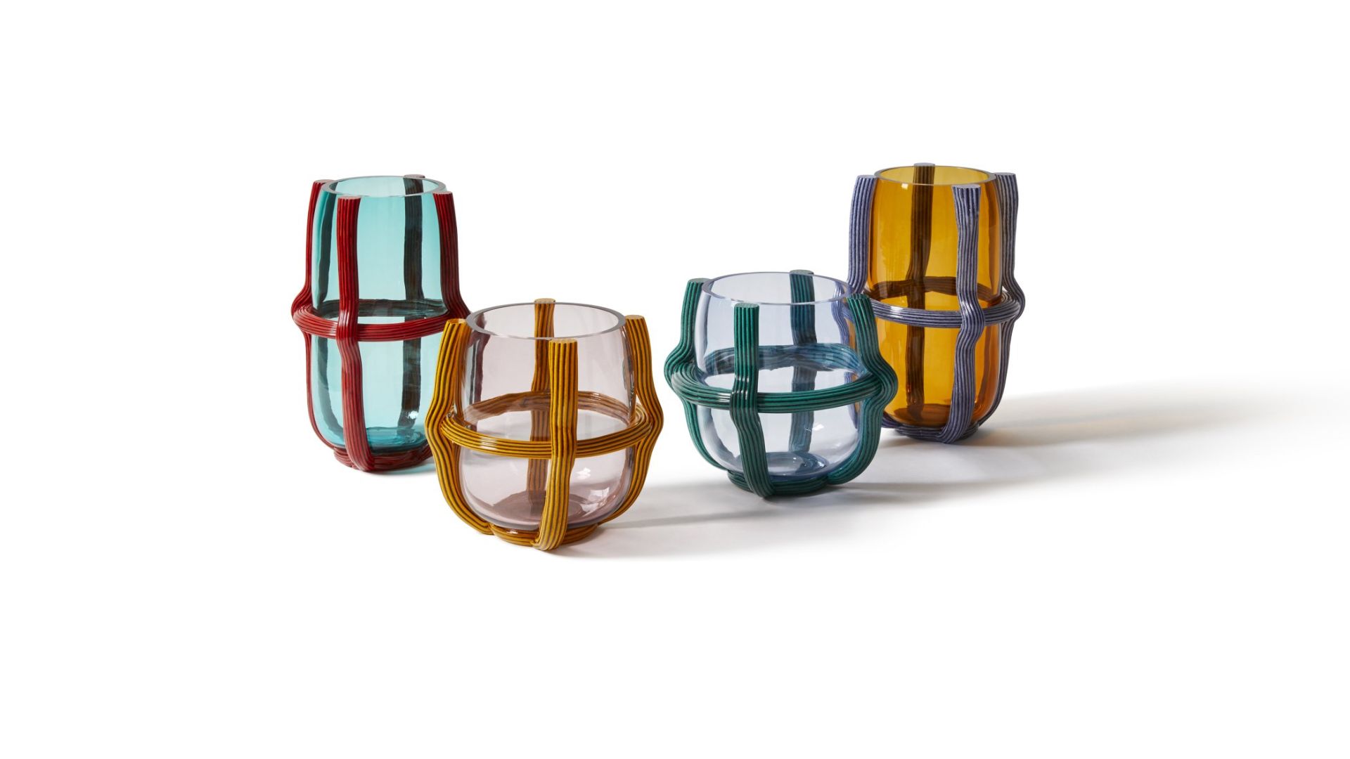 Vier farbige Sestiere Vasen von Cassina, dekorative Glasvasen mit farbigem Rattanrahmen.