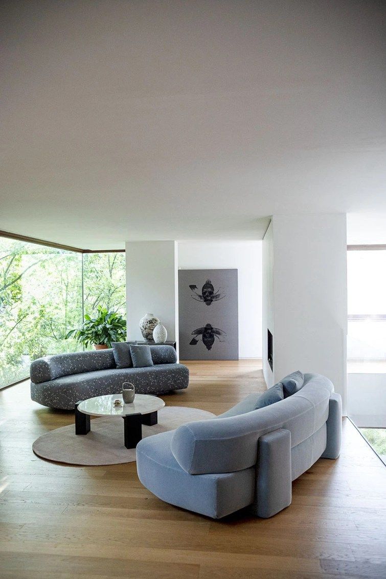 Helles Wohnzimmer mit Gogan Sofa von Moroso, modernes 3-Sitzer Designersofa in Grau und Blau.