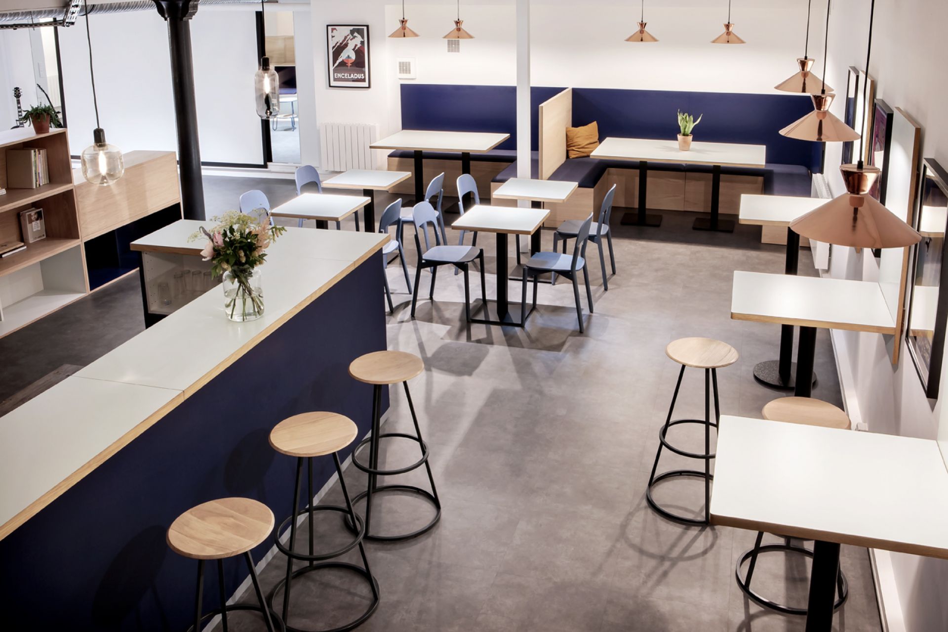 Innenaufnahme eines Cafés mit mehreren Gustave Barhockern aus Holz und Metall.