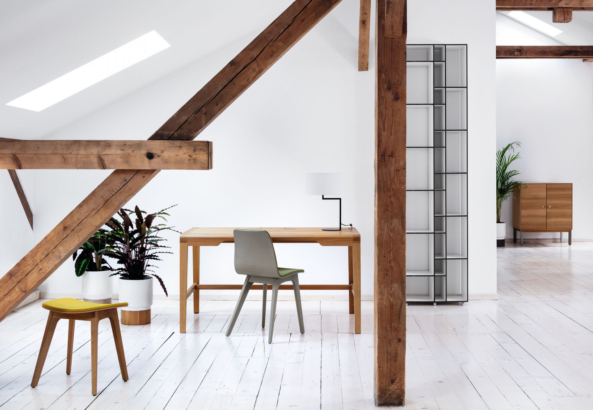 Helles Interieur mit Code Holzregal, Schreibtisch und Stuhl. Modernes MDF Regal für Wohnraum und Büro.