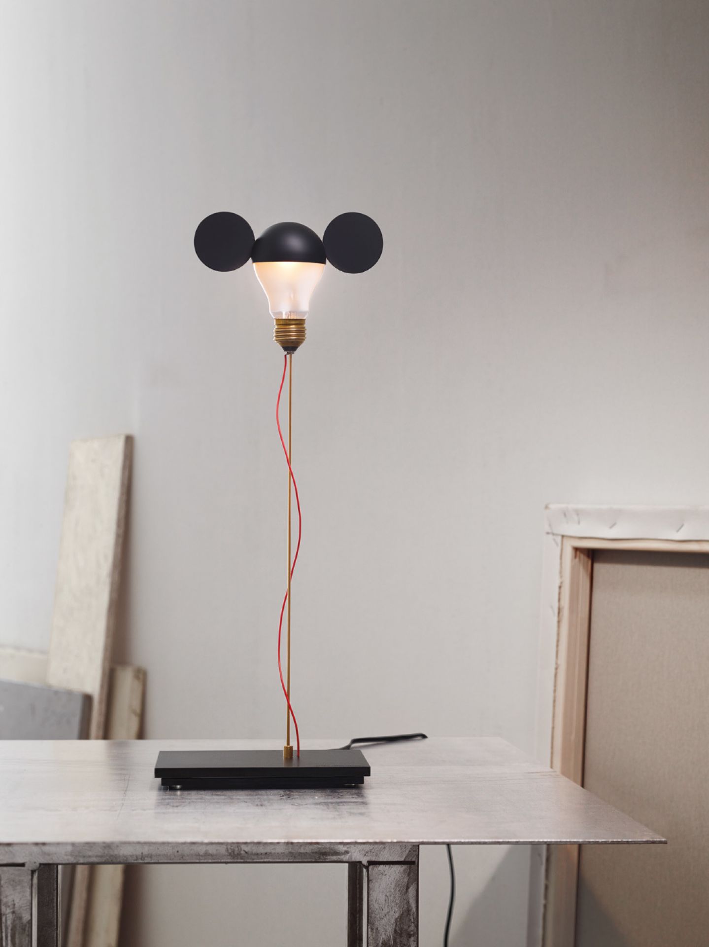 I Ricchi Poveri Toto Tischlampe: Glühbirne mit schwarzen Ohren und rotem Kabel.