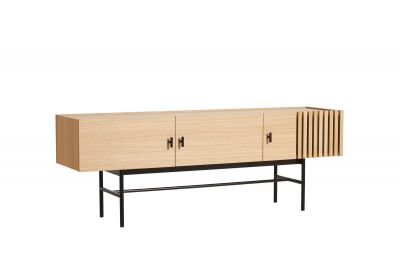 Woud Array Sideboard (150cm) aus hellem Holz mit drei Türen und schwarzem Metallgestell.