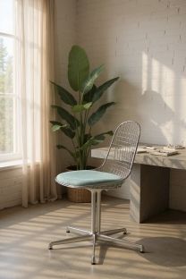 Vitra DKL-5 Wire Chair Stuhl mit hellblauem Sitzkissen vor Fenster und Zimmerpflanze, modernes Möbeldesign.