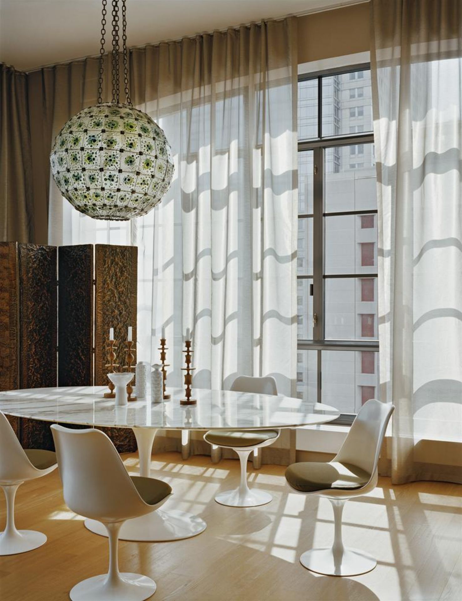 Esszimmer mit Marmortisch und weißen Tulip Chairs von Knoll International, modernes Möbeldesign.