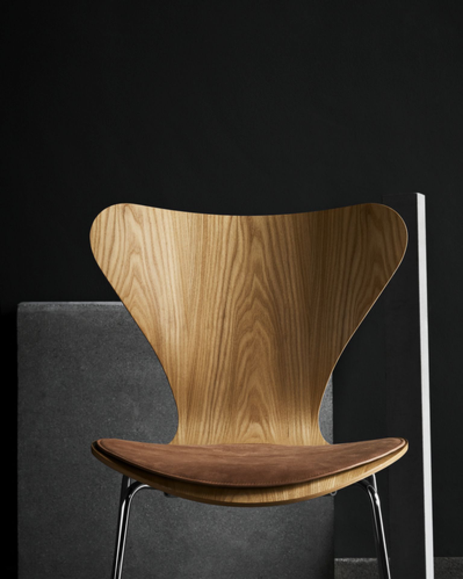 Braunes Sitzkissen für Fritz Hansen 3107 Stuhl, Lederpolsterung, Holzstuhl mit Chrombeinen.