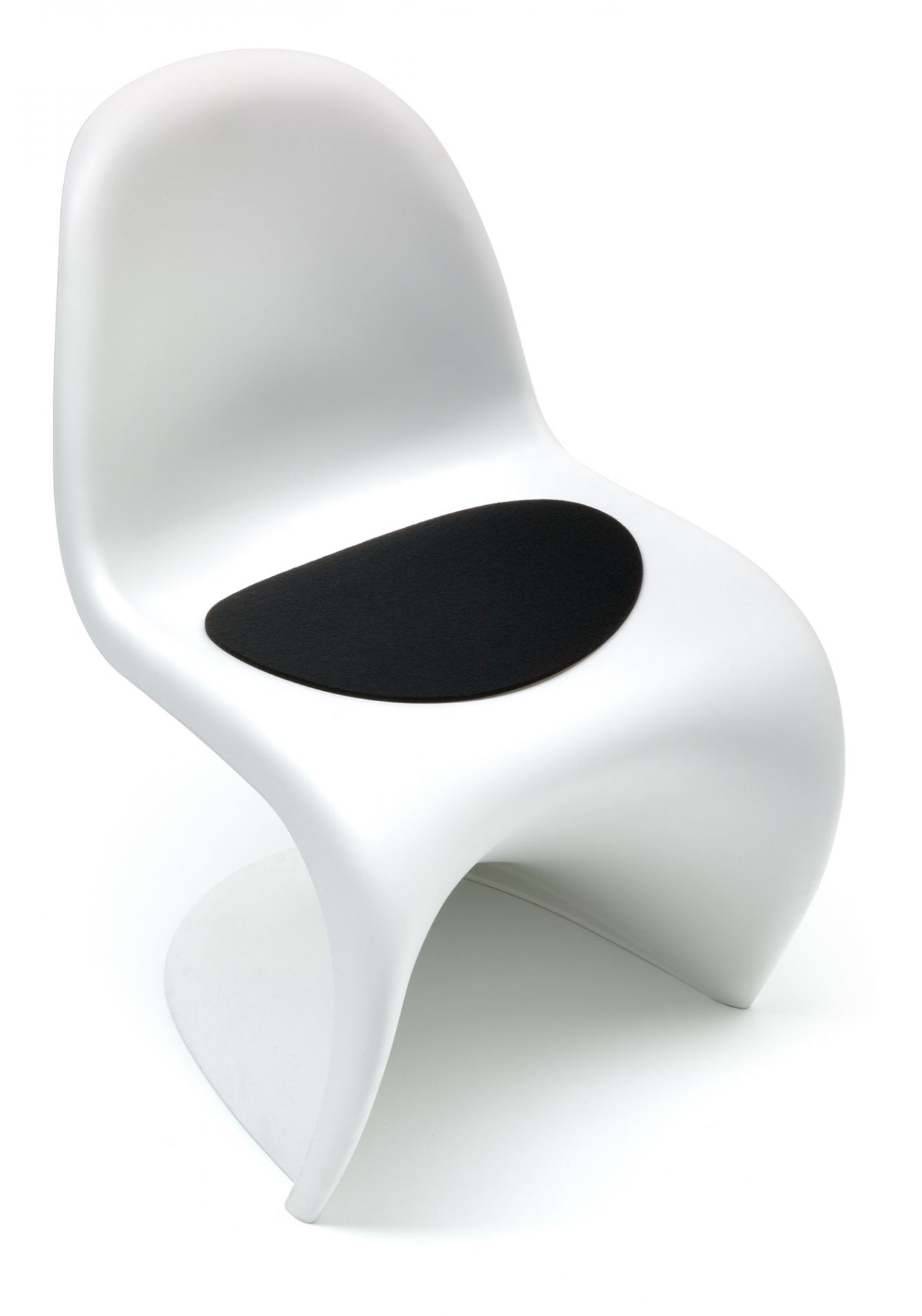 Weißer Panton Chair mit schwarzer Filz Sitzauflage von Hey Sign. Bequeme Sitzgelegenheit mit Filz.