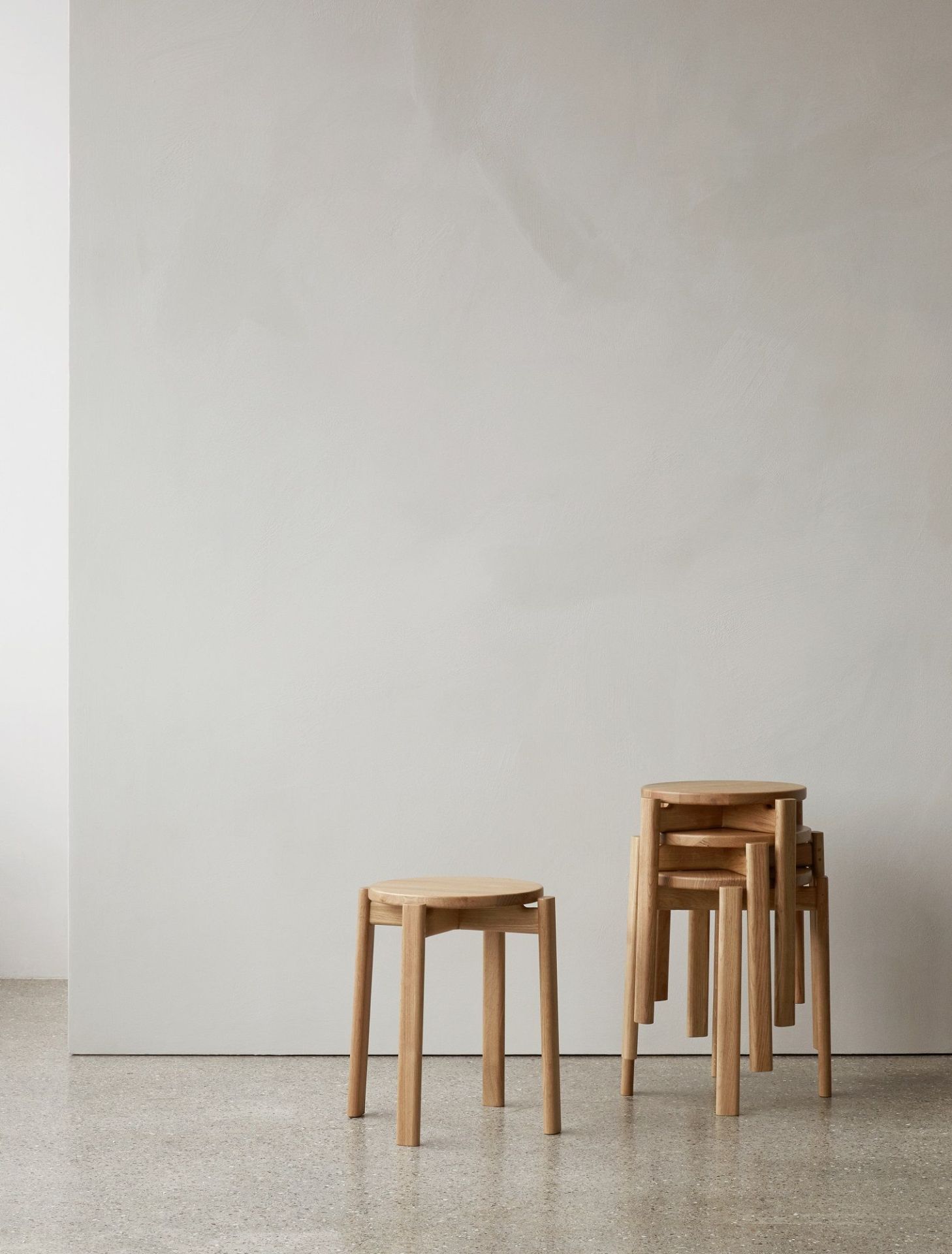 Passage Stool Hocker von Audo Copenhagen aus hellem Holz, minimalistisches Design für moderne Einrichtungen.