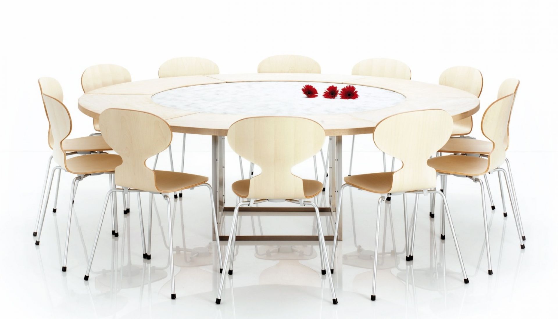 PK54 Esstisch von Fritz Hansen, runder Holztisch mit Marmorplatte und Stühlen im modernen Design.