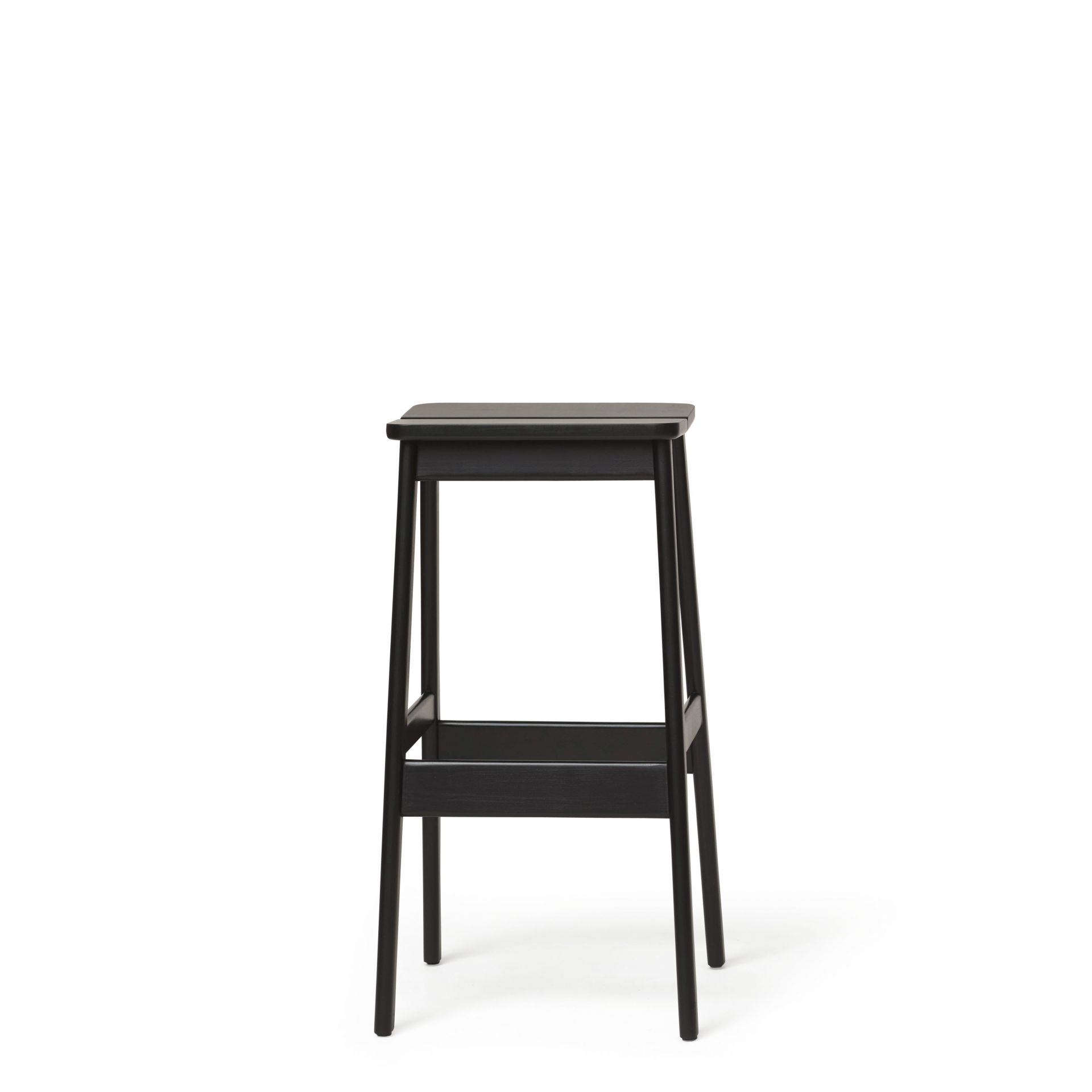 Angle Standard Barhocker von Form & Refine, schwarzer Holz-Barstuhl mit minimalistischem Design.