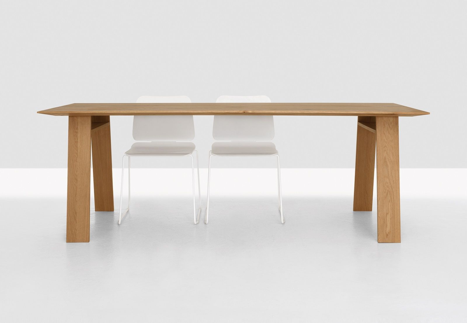 BONDT Tisch: Rechteckiger Esstisch aus hellem Holz mit zwei weißen Stühlen. Moderner Holztisch.