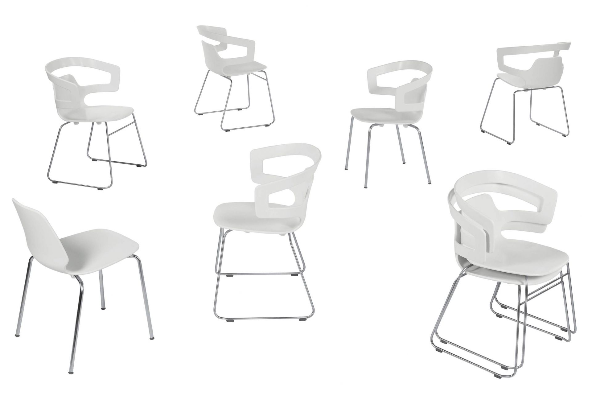 Mehrere weiße Segesta Chair 500 Stühle Alias mit Armlehnen und verchromten Gestellen auf weißem Hintergrund.