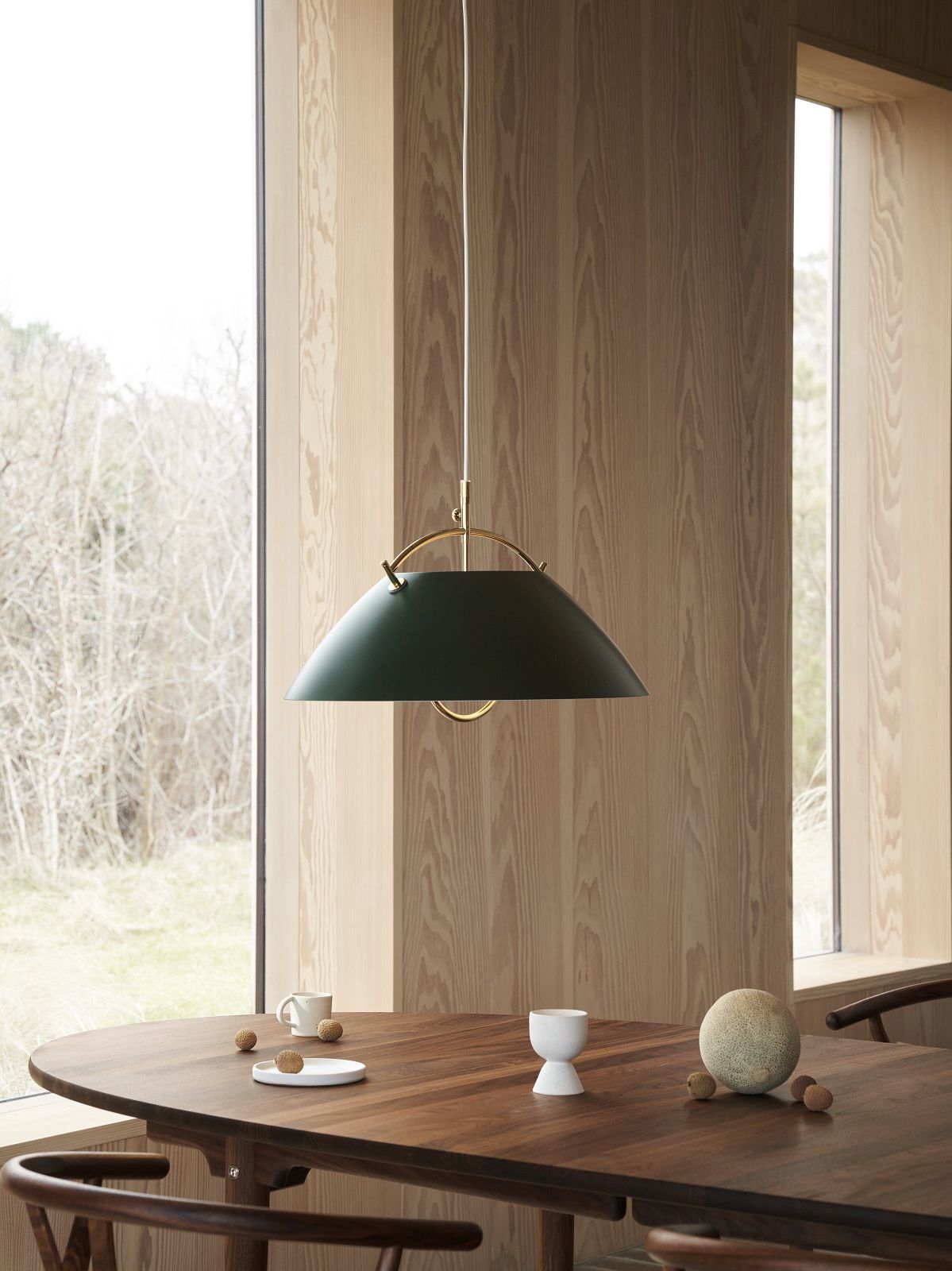 Grüne Hängeleuchte "The Pendant" von Carl Hansen & Søn über Esstisch.