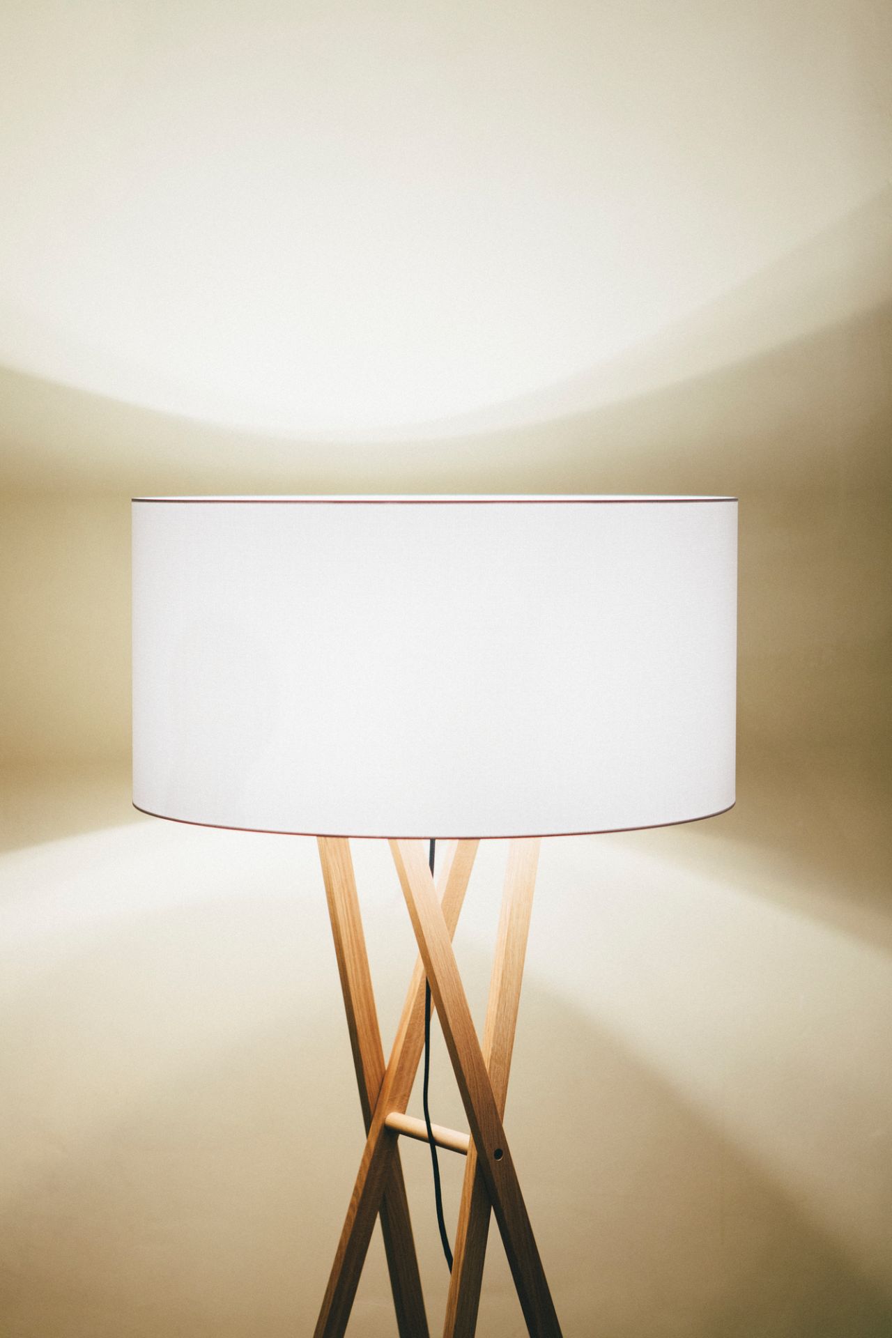 Cala Stehleuchte mit weißem Lampenschirm und Holzgestell. Moderne LED Stehlampe für Wohnzimmer.