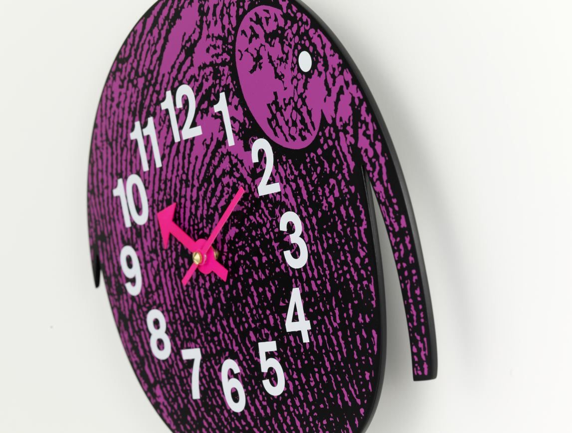 Nahaufnahme der lila-schwarzen Elihu the Elephant Wanduhr von Vitra, eine dekorative Kinderzimmeruhr im Elefanten-Design.