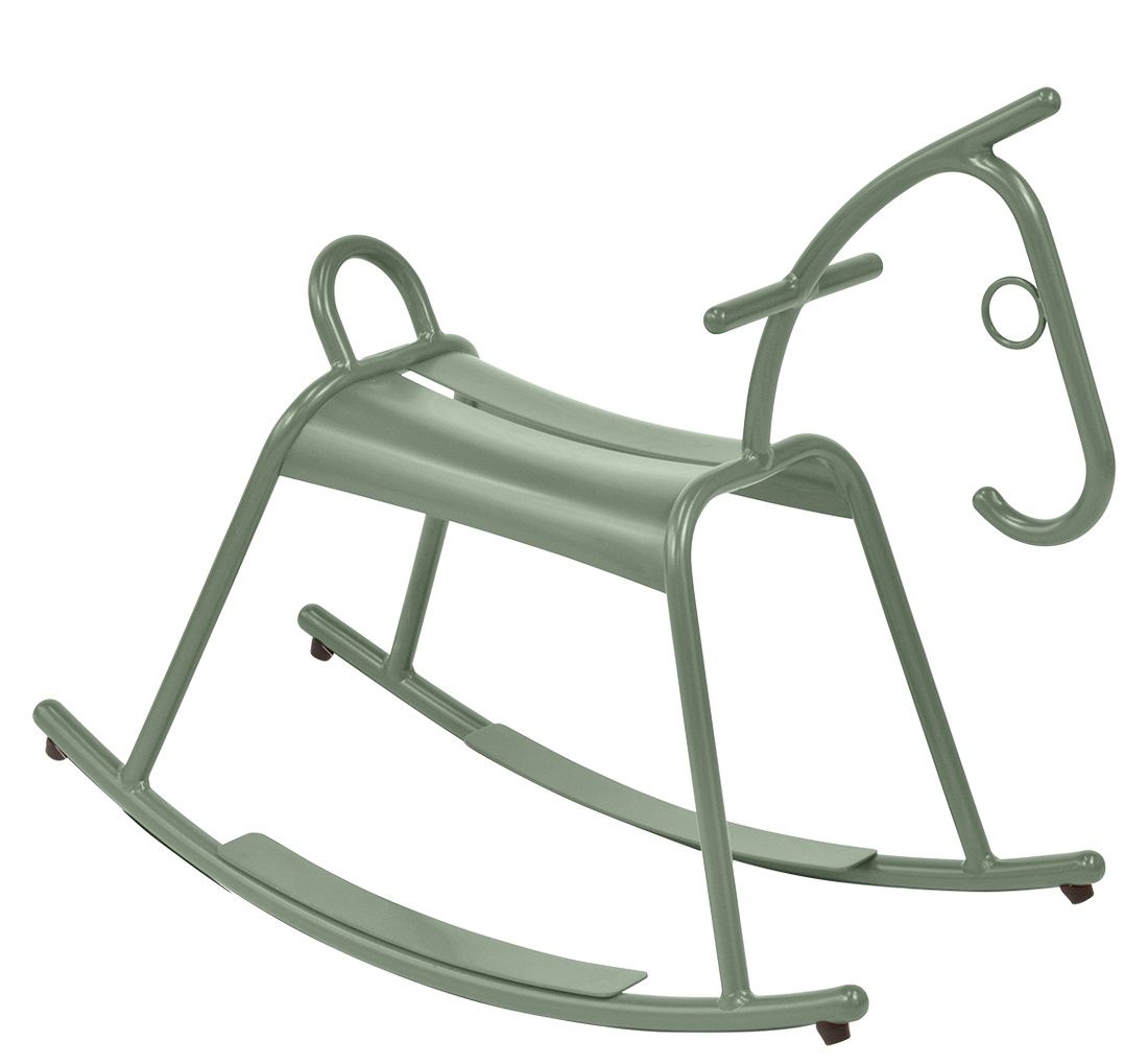 Adada Outdoor Schaukelpferd von Fermob, modernes Design aus Metall in Salbeigrün für Kinder.