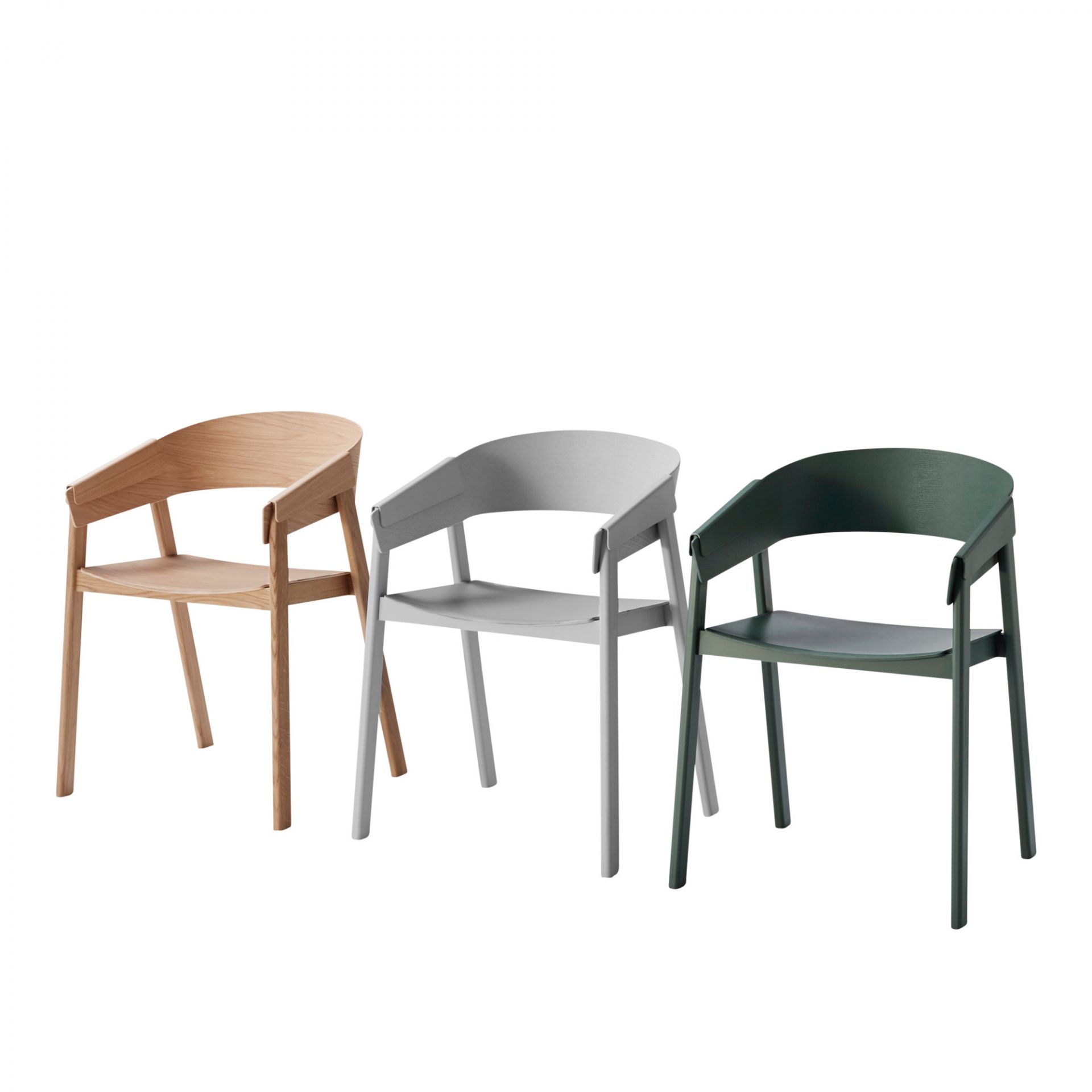 Drei Muuto Cover Chair Stühle in Holz, Grau und Grün, modernes skandinavisches Design.