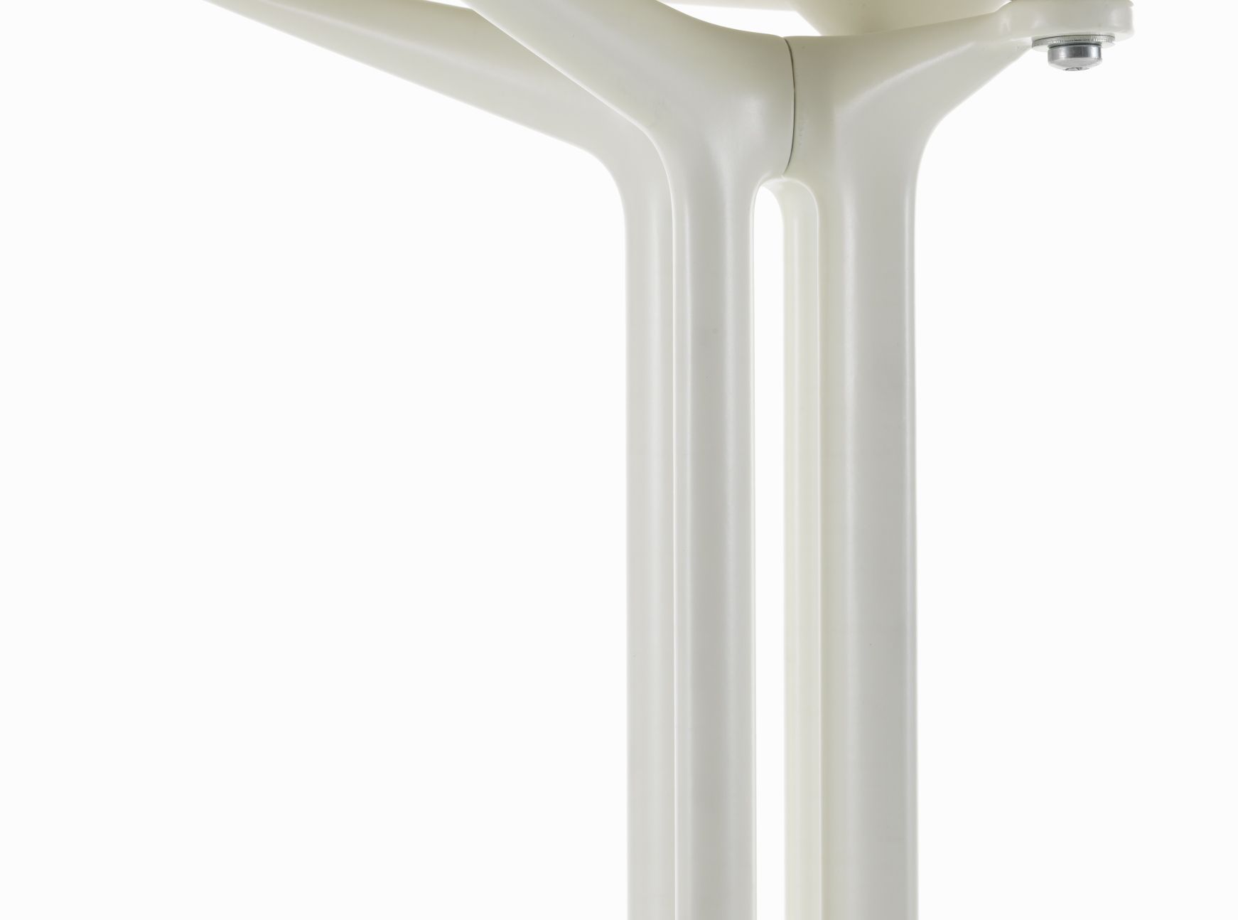 Detailaufnahme des weißen Drahtgestells vom Vitra DKL-2 Wire Chair Stuhl, modernes Möbeldesign für Esszimmer und Büro.
