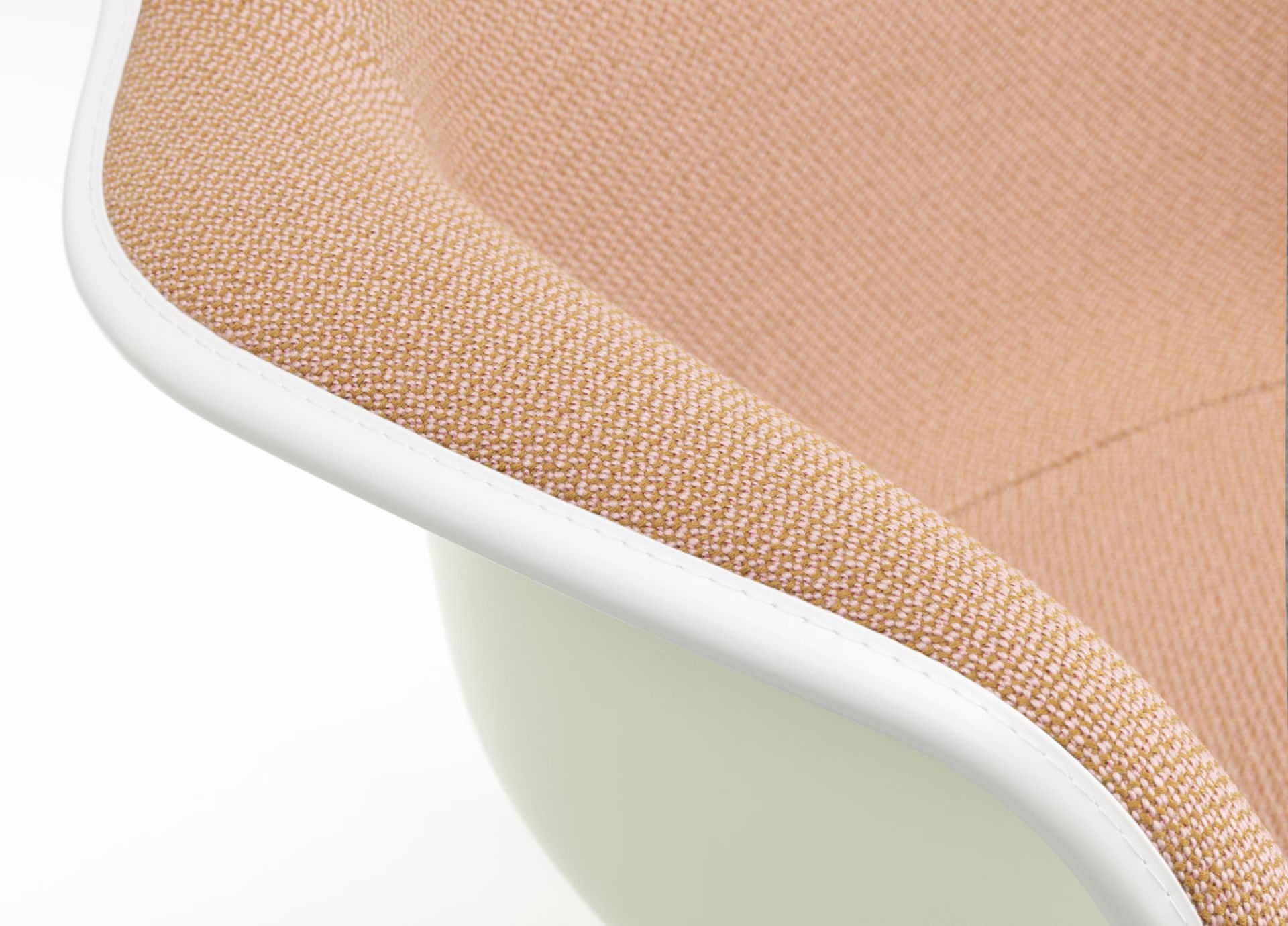 Detailaufnahme: Eames Plastic Armchair RAR Schaukelstuhl, vollgepolstert mit beigem Stoffbezug und weißem Gestell.