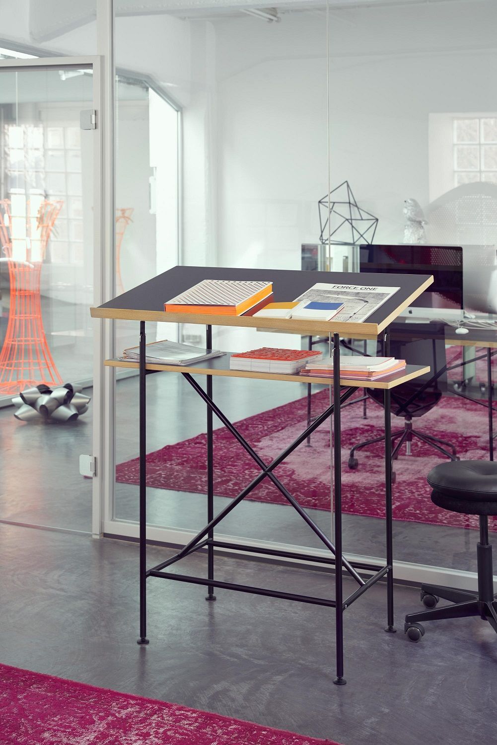 Milla 700 Stehpult von Richard Lampert im modernen Büro, mit Ablage und Dokumenten.