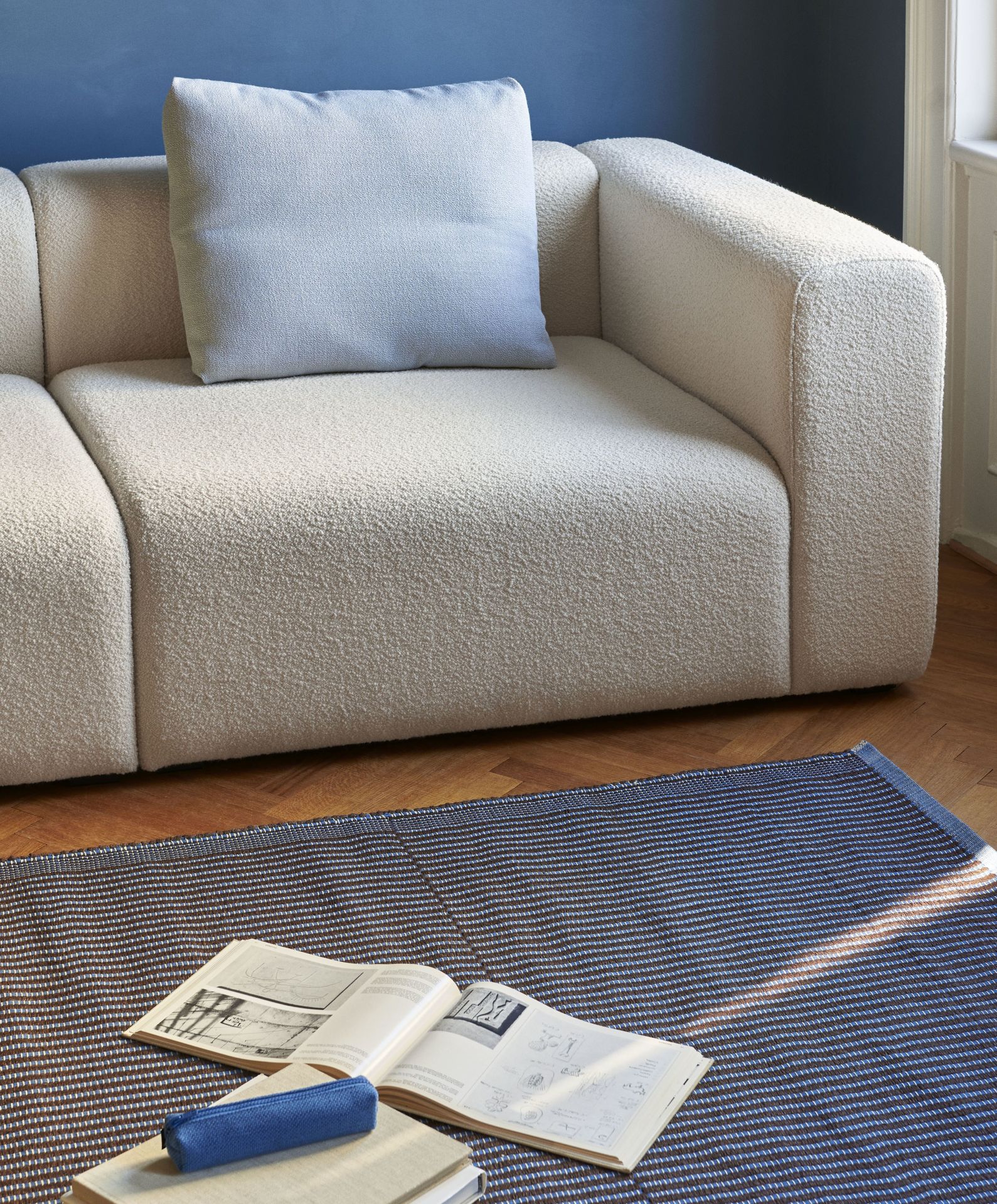 Beige Mags Sofa Modul von Hay mit Kissen, Teil einer modularen Wohnlandschaft.
