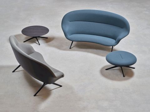 Abalon Sofa von Vitra, Sessel und Hocker in Blau und Grau mit schwarzem Tisch.