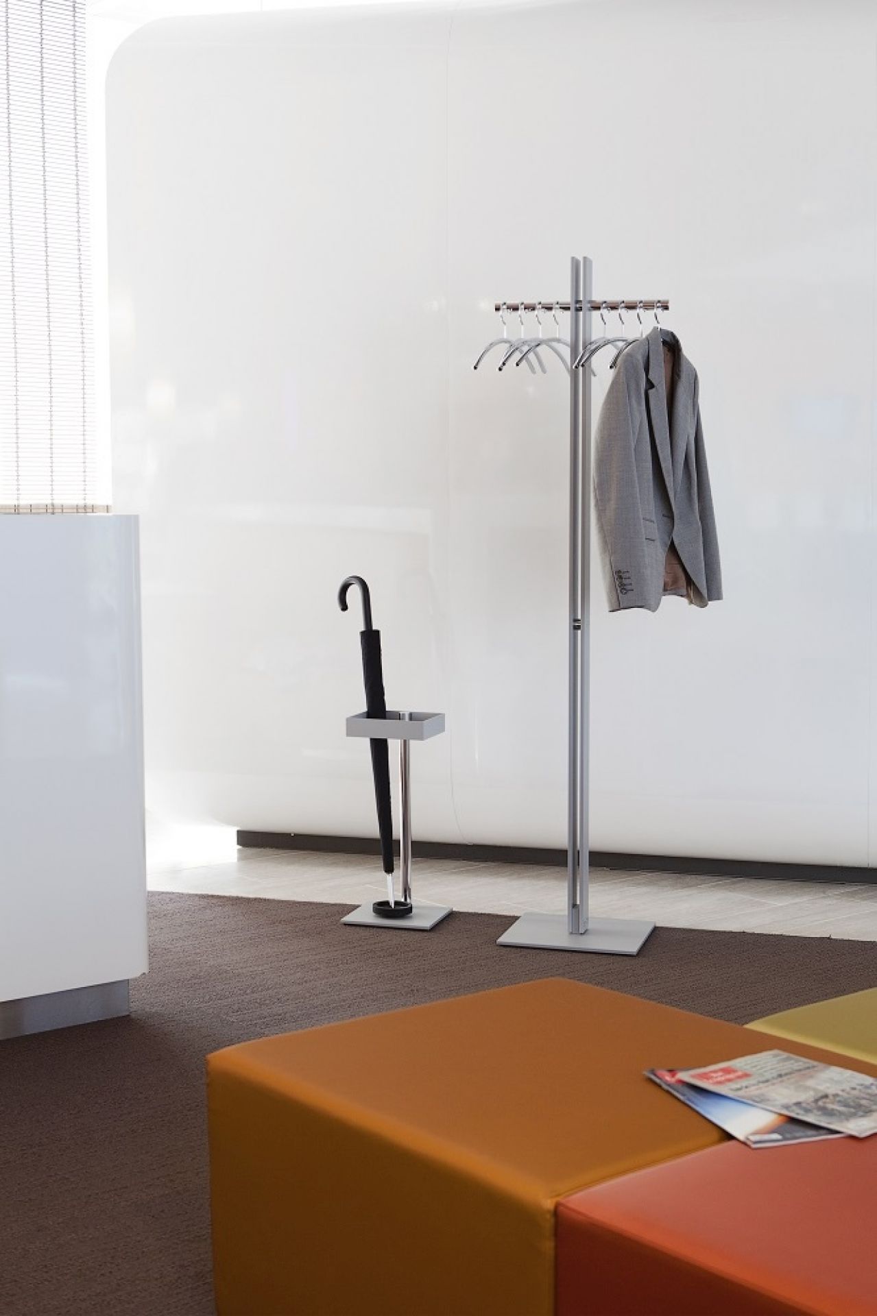 Standfree Garderobenständer von Cascando mit Schirmständer und Jacke im modernen Büro.