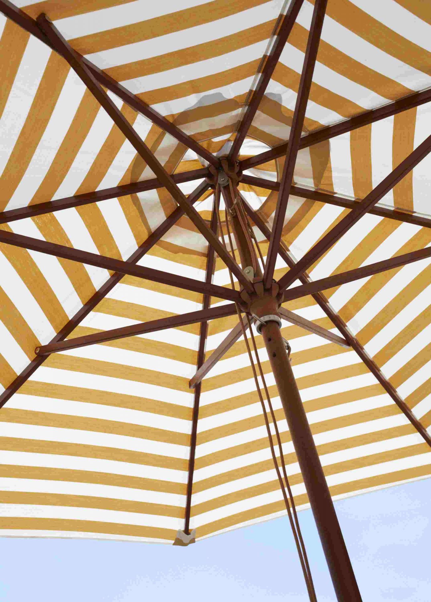 Ansicht von unten des Messina Sonnenschirms mit off-white Streifen und Holzgestell.