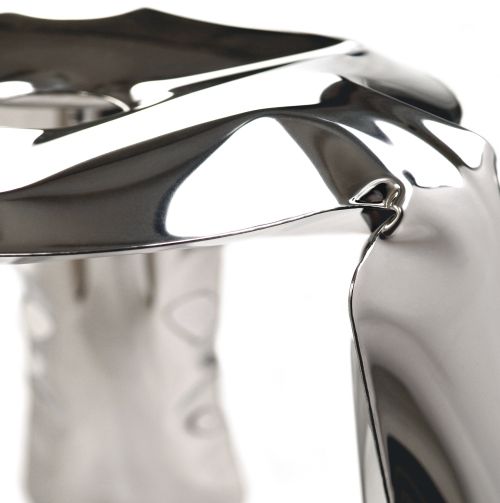 Detailaufnahme des Plopp Standard Hocker 15th Anniversary Zieta LIMITED EDITION aus glänzendem Metall.