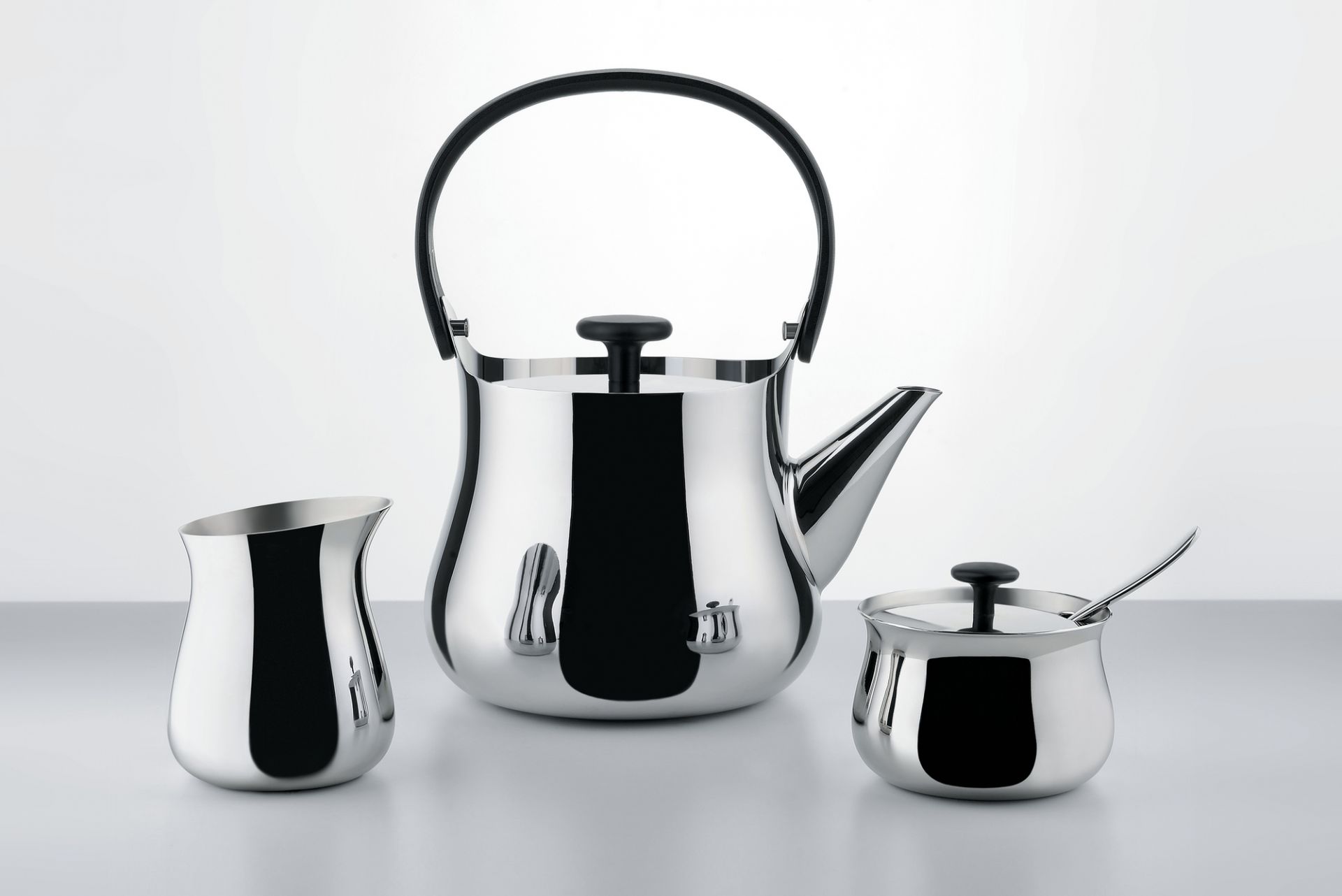 Alessi Cha Teeservice: Teekanne, Milchkännchen und Zuckerdose NF03 aus glänzendem Edelstahl.