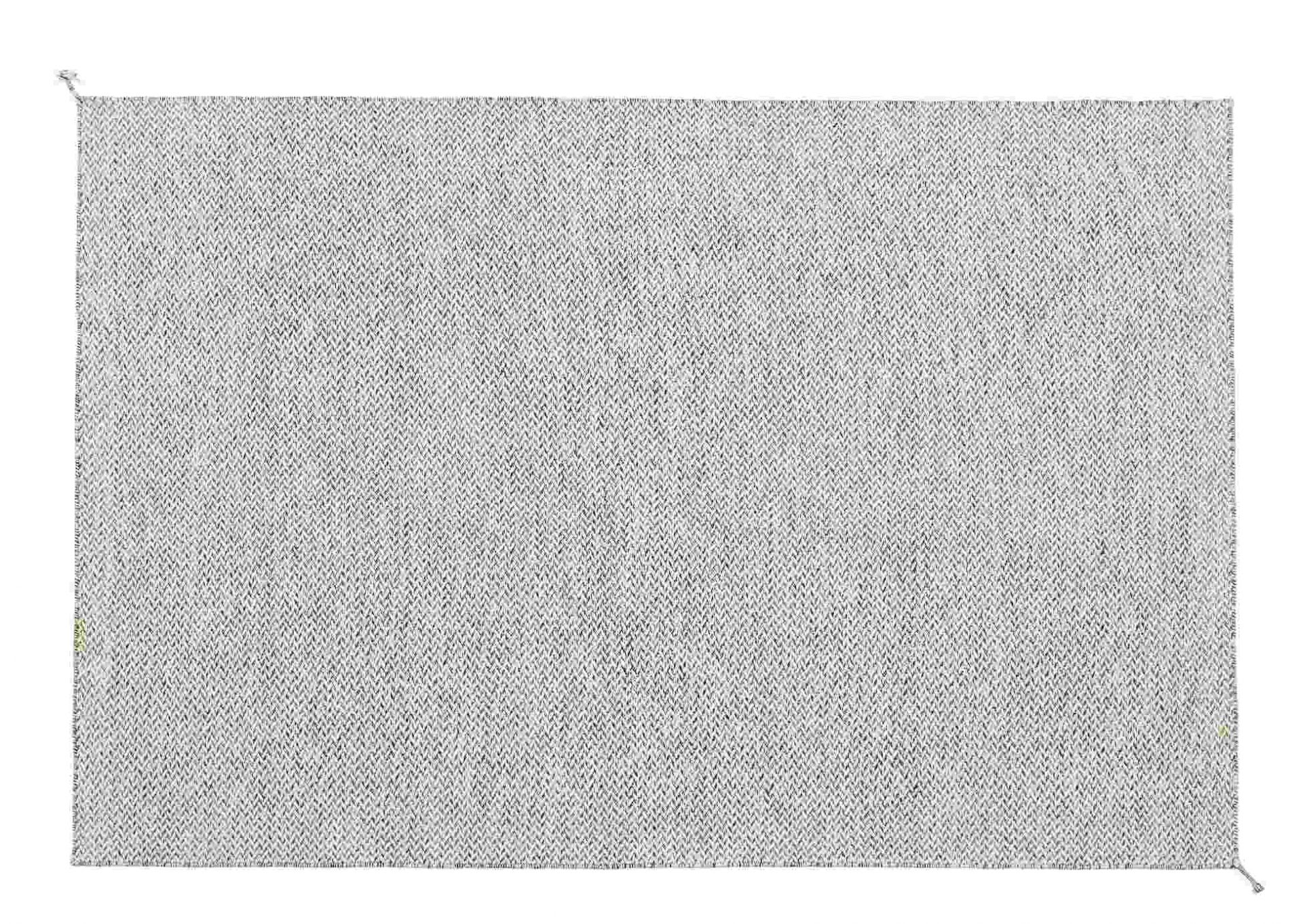 Muuto Ply Rug: Quadratischer, hellgrauer Teppich aus recyceltem Polyester für Innen- und Außenbereiche.