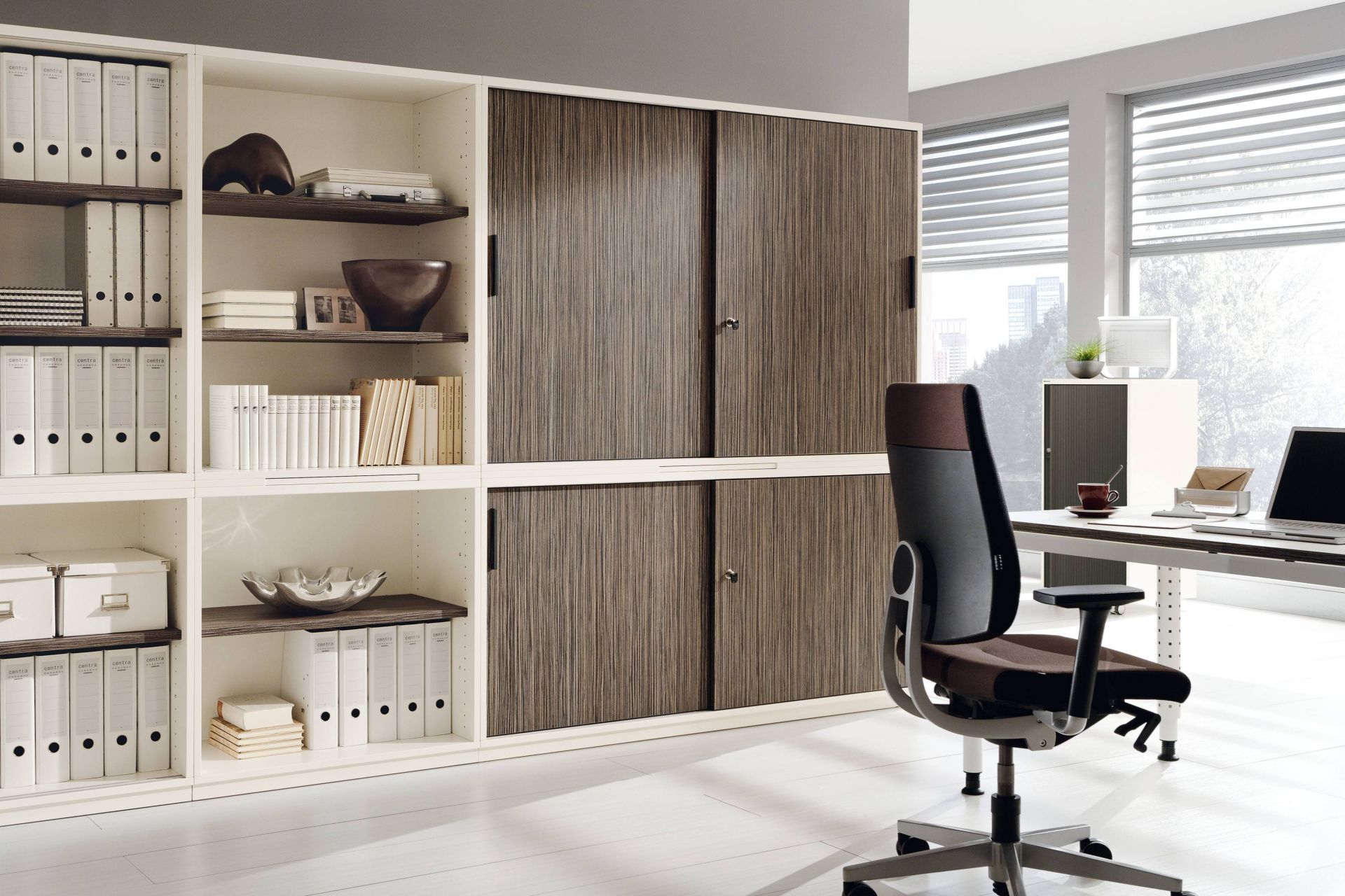 Palmberg Prisma 2 Schrank mit Drehtüren, Büro Schrankwand mit Regalen und Büromaterial.
